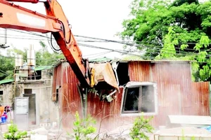 Cưỡng chế công trình vi phạm tại huyện Quốc Oai.