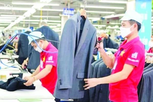 Sản xuất tại Tổng công ty May 10. (Ảnh KHẮC KIÊN)