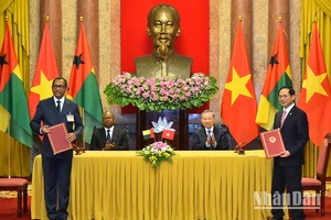 Tổng Bí thư, Chủ tịch nước Tô Lâm và Tổng thống Cộng hòa Guinea-Bissau Umaro Sissoco Embaló chứng kiến lễ ký Bản ghi nhớ về cơ chế tham vấn chính trị và ngoại giao giữa Bộ Ngoại giao nước Cộng hòa xã hội chủ nghĩa Việt Nam và Bộ ngoại giao, Hợp tác quốc tế và cộng đồng Cộng hòa Guinea-Bissau.