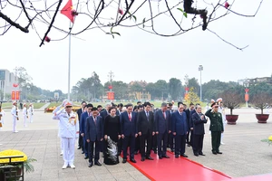 Các đồng chí lãnh đạo, nguyên lãnh đạo Đảng, Nhà nước thành kính tưởng nhớ công lao to lớn của Chủ tịch Hồ Chí Minh.