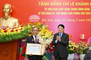 Chủ tịch nước Lương Cường trao Huy hiệu 40 năm tuổi Đảng, tặng hoa chúc mừng Chủ nhiệm Văn phòng Chủ tịch nước Lê Khánh Hải.