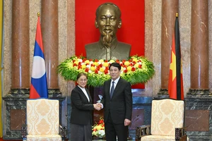 Chủ tịch nước Lương Cường và Phó Chủ tịch nước Lào Pany Yathotou.