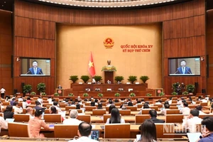 Quốc hội làm việc tại Hội trường nghe Tờ trình của Chính phủ về dự án Luật Bảo vệ dữ liệu cá nhân. (Ảnh: BÙI GIANG)