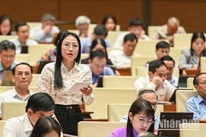 Đại biểu Quốc hội Trần Khánh Thu (đoàn Thái Bình) phát biểu đóng góp ý kiến về dự thảo Luật Nhà giáo. (Ảnh: BÙI GIANG)