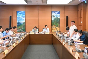 Các đại biểu Quốc hội thảo luận ở tổ về dự án Luật Thanh tra (sửa đổi). Ảnh: DUY LINH) 