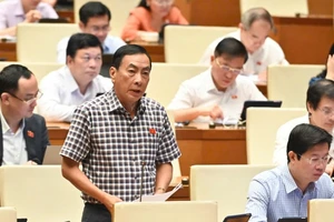Đại biểu Phạm Văn Hòa (đoàn Đồng Tháp) phát biểu ý kiến tại hội trường. (Ảnh: BÙI GIANG)