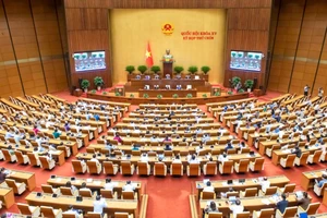 Quốc hội thảo luận tại hội trường về dự thảo Nghị quyết của Quốc hội sửa đổi, bổ sung một số điều của Hiến pháp năm 2013. (Ảnh: BÙI GIANG)