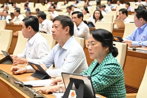 Đại biểu Quốc hội ấn nút thông qua Nghị quyết về một số cơ chế, chính sách đặc biệt tạo đột phá trong xây dựng và tổ chức thi hành pháp luật. (Ảnh: THỦY NGUYÊN)