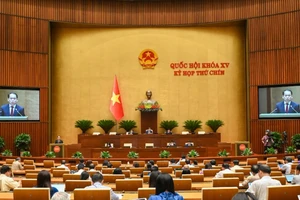 Quốc hội làm việc tại hội trường nghe Tờ trình và Báo cáo thẩm tra Dự án Nghị quyết của Quốc hội về việc thí điểm Viện kiểm sát nhân dân khởi kiện vụ án dân sự để bảo vệ quyền dân sự của các chủ thể là nhóm dễ bị tổn thương hoặc bảo vệ lợi ích công. (Ảnh: BÙI GIANG)