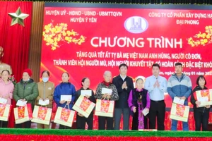 Đối tượng chính sách, người yếu thế ở huyện Ý Yên (Nam Định) được tặng quà nhân dịp Tết Nguyên đán Ất Tỵ 2025. (Ảnh: XUÂN TRƯỜNG)