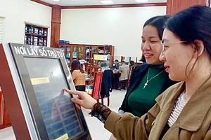 Người dân thực hiện thủ tục hành chính tại Trung tâm Phục vụ hành chính công, xúc tiến đầu tư và hỗ trợ doanh nghiệp tỉnh Nam Định. (Ảnh tư liệu: KHÁNH DŨNG)