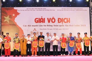 Ban tổ chức trao cờ lưu niệm cho các đội tuyển tham dự Vô địch các đội mạnh lân-sư-rồng toàn quốc lần thứ nhất, năm 2025.