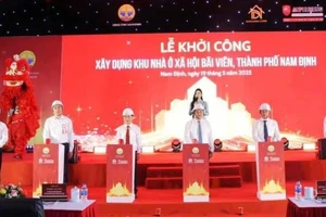 Các đại biểu thực hiện nghi thức khởi công dự án.