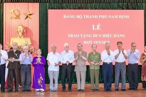 Thành ủy Nam Định trao tặng Huy hiệu Đảng cho các đảng viên dịp kỷ niệm 135 năm Ngày sinh Chủ tịch Hồ Chí Minh (19/5/1890-19/5/2025). (Ảnh: Thành ủy Nam Định)