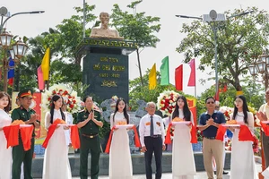 Khánh thành tượng đài Chủ tịch Hồ Chí Minh tại xã Nam Điền (huyện Nam Trực, Nam Định). (Ảnh: VIẾT DƯ)