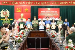 Lãnh đạo Công an tỉnh Nam Định trao giải cho các tác giả.