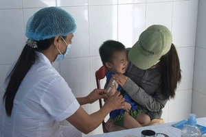 Ảnh minh họa: Tiêm vaccine cho trẻ em tại Trạm Y tế xã Yên Ninh, huyện Ý Yên (Nam Định). 
