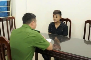 Cán bộ Phòng Cảnh sát hình sự Công an tỉnh Nam Định lấy lời khai của Trần Đình Hoàng. (Ảnh: Công an tỉnh Nam Định).