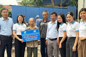 Hội Liên hiệp phụ nữ huyện Nam Trực (Nam Định) phối hợp nhà hảo tâm trao tiền hỗ trợ xây dựng mái ấm tình thương cho hộ phụ nữ có khó khăn về nhà ở. (Ảnh: Hội Liên hiệp phụ nữ tỉnh Nam Định)