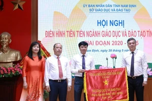 Lãnh đạo Ủy ban nhân dân tỉnh Nam Định trao Cờ dẫn đầu phong trào thi đua năm 2024 cho Sở Giáo dục và Đào tạo Nam Định.