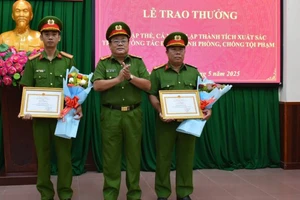 Đại tá Võ Công Bình, Phó Giám đốc Công an tỉnh Bến Tre trao giấy khen cho 2 cá nhân có thành tích xuất sắc trong triệt xóa tụ điểm ma túy. (Ảnh: HOÀNG TRUNG)