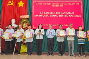 Lãnh đạo tỉnh Bến Tre trao quyết định bàn giao nhà, quà cho các hộ dân tại buổi lễ. (Ảnh: HOÀNG TRUNG)