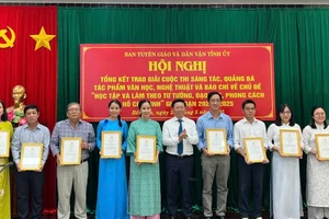 Phó Bí thư Thường trực Tỉnh ủy Bến Tre Trần Thanh Lâm trao giải A cho các tác giả đoạt giải. (Ảnh: HOÀNG TRUNG)
