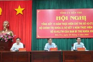 Đại biểu chủ trì tại Hội nghị tổng kết 15 năm thực hiện Chỉ thị số 42 của Bộ Chính trị. (Ảnh: HOÀNG TRUNG)