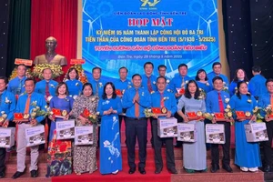 Liên đoàn Lao động tỉnh Bến Tre tuyên dương cán bộ công đoàn tiêu biểu, xuất sắc. (Ảnh: HOÀNG TRUNG)