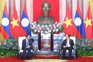 Chủ tịch nước Nguyễn Xuân Phúc tiếp đồng chí Bounthong Chitmany, Ủy viên Bộ Chính trị, Thường trực Ban Bí thư Trung ương Đảng Nhân dân cách mạng Lào, Phó Chủ tịch nước Cộng hòa dân chủ Nhân dân Lào. Ảnh: VPCTN