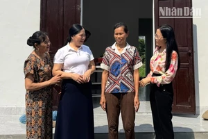 Các đồng chí lãnh đạo phường Hưng Trí (thị xã Kỳ Anh) chia sẻ niềm vui về ngôi nhà mới cùng chị Hồ Thị Hấn.