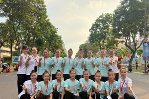 Đội tuyển thể dục nghệ thuật Thành phố Hồ Chí Minh trong buổi hợp luyện cho buổi lễ diễu hành.