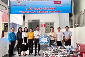 Người lao động nghèo vui mừng đón nhận "Mái ấm công đoàn". Nguồn: Liên đoàn Lao động tỉnh Bình Dương