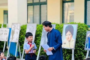 Bảo tàng Phụ nữ Nam Bộ đưa câu chuyện và hình ảnh về Áo dài xưa và nay đến với học sinh Trường Tiểu học Võ Thị Sáu, Quận 12, Thành phố Hồ Chí Minh, trong tháng 3/2025.