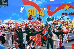 Chương trình nghệ thuật “Rạng rỡ non sông Việt Nam” tại Lễ kỷ niệm 50 năm Giải phóng miền nam . Ảnh: TTXVN