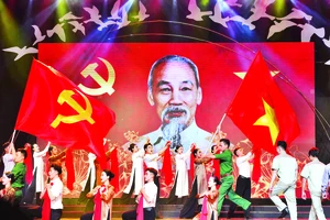 Tiết mục nghệ thuật tại Chương trình Giao lưu điển hình toàn quốc trong học tập và làm theo tư tưởng, đạo đức, phong cách Hồ Chí Minh năm 2024 với tên gọi “Hồ Chí Minh - Hành trình khát vọng”. (Ảnh ĐĂNG KHOA)