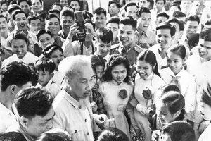 Chủ tịch Hồ Chí Minh nói chuyện với đoàn viên, thanh niên là Chiến sĩ Thi đua dự Đại hội Anh hùng, Chiến sĩ Thi đua toàn quốc lần thứ ba (Hà Nội năm 1962). (Ảnh Tư liệu)