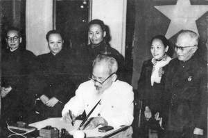 Ngày 1/1/1960, Chủ tịch Hồ Chí Minh ký sắc lệnh công bố Hiến pháp xã hội chủ nghĩa đầu tiên của nước ta. (Ảnh Tư liệu)