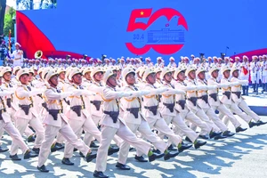 Lễ diễu binh, diễu hành kỷ niệm 50 năm Ngày Giải phóng miền nam, thống nhất đất nước. (Ảnh Duy Linh)