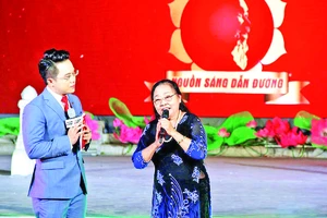 NSƯT Song Thao (bên phải) vẫn giữ mãi ngọn lửa nghệ thuật từ những lần được Bác Hồ động viên, khích lệ.