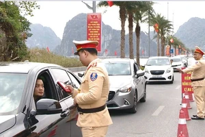 Lực lượng Cảnh sát giao thông tăng cường kiểm tra, xử lý vi phạm về nồng độ cồn khi điều khiển phương tiện.