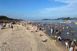 Bãi biển CEO tại huyện Vân Đồn thu hút đông đảo du khách đến trải nghiệm trong dịp nghỉ lễ 30/4 và 1/5.