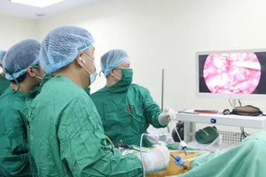 Các bác sĩ tiến hành phẫu thuật lấy thận hiến từ người sống.