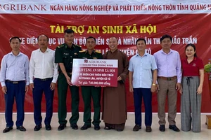 Ngân hàng Agribank tỉnh Quảng Ninh trao tặng 2 xe điện cho 2 đơn vị lực lượng vũ trang đóng quân trên đảo Trần, huyện đảo Cô Tô.
