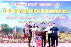 Các đại biểu ấn nút khai mạc lễ hội hoa sim biên giới năm 2025.