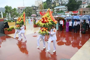 Các đồng chí lãnh đạo tỉnh Quảng Ninh cùng các đại biểu dâng hương nhân kỷ niệm 135 năm Ngày sinh của Chủ tịch Hồ Chí Minh. (Ảnh: QMG)