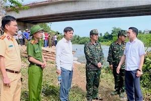 Lãnh đạo huyện Hải Hà chỉ đạo lực lượng chức năng triển khai công tác tìm kiếm, cứu nạn.
