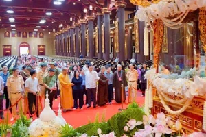 Lãnh đạo tỉnh Quảng Ninh cùng các ban, ngành của tỉnh và thành phố Uông Bí kiểm tra công tác chuẩn bị tại Cung Trúc Lâm Yên Tử trong sáng 24/5.