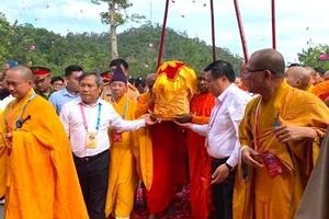 Các đại biểu tham gia đón rước xá lợi Đức Phật.