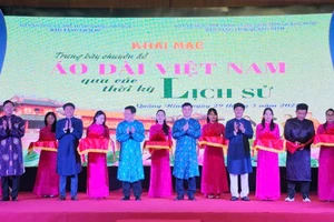 Các đại biểu cắt băng khai mạc triển lãm.